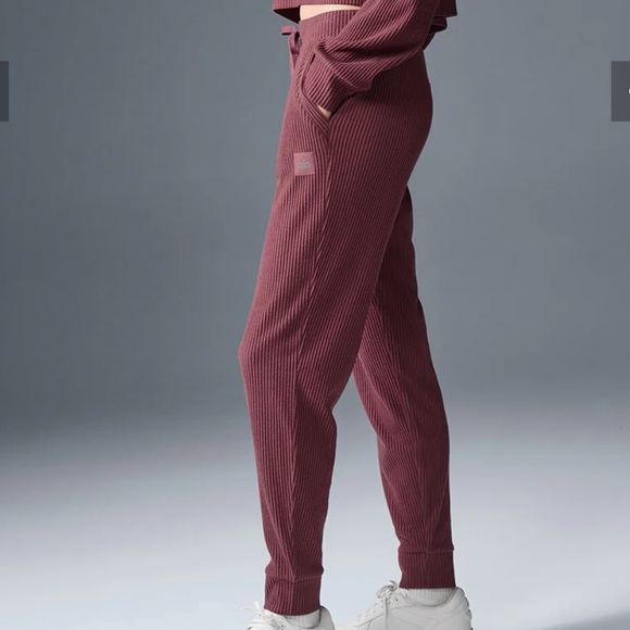 Alo Yoga Muse Limited Edition Burgundy Truffle Sweatpants Size Large - Picture 7 of 9
